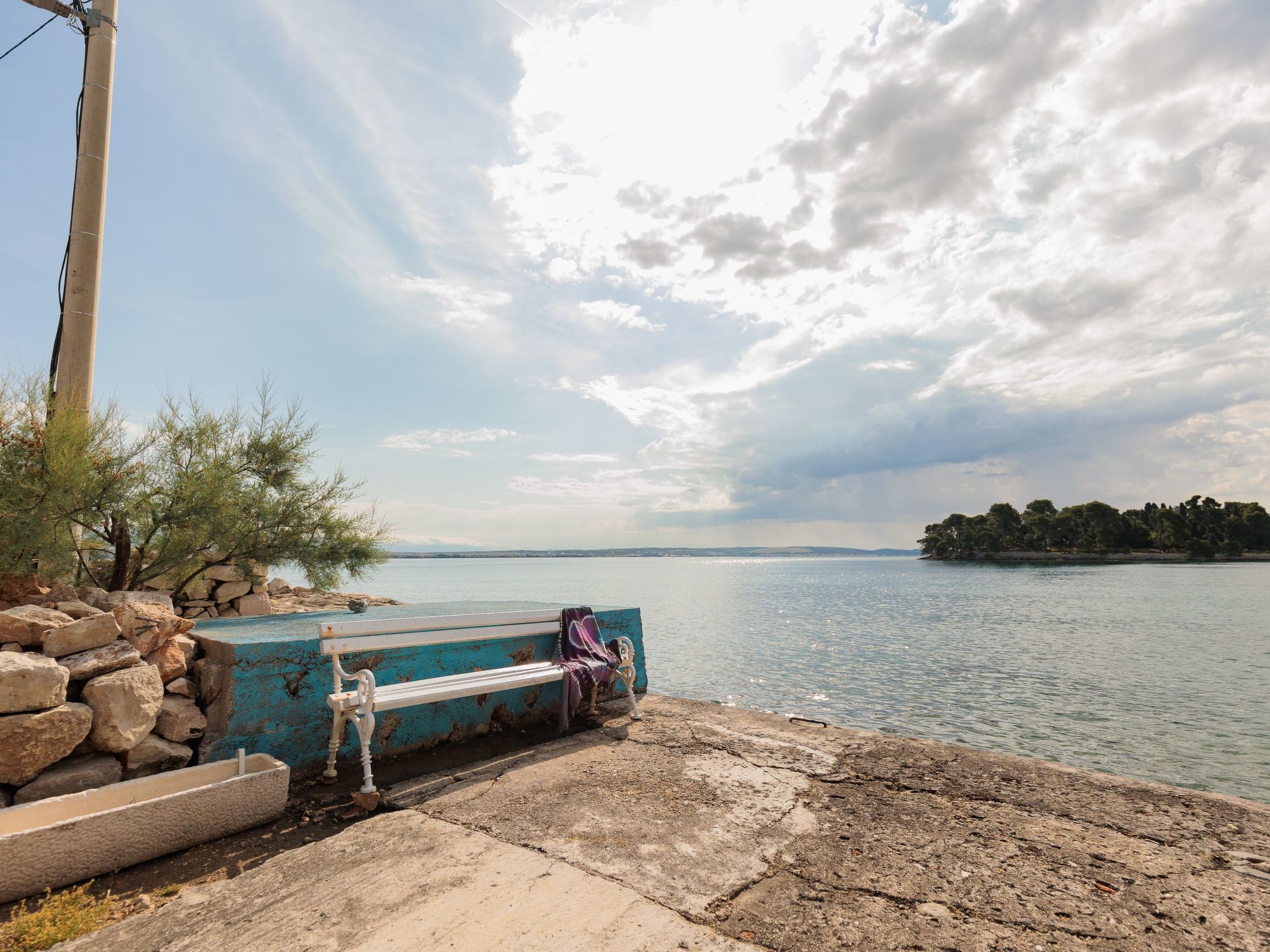 Traditionelles Steinhaus am Meer in Preko-Binnen