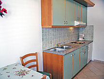 Zonnig studio-appartement met zwembad, 110 meter van zee op Ugljan - thumbnail 2