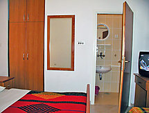 Zonnig studio-appartement met zwembad, 110 meter van zee op Ugljan - thumbnail 3