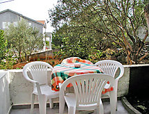 Zonnig studio-appartement met zwembad, 110 meter van zee op Ugljan - thumbnail 4