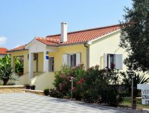 Modernes Ferienhaus in Dobropoljana mit Terrasse, Garten und Grill