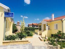 Modernes Ferienhaus in Dobropoljana mit Terrasse, Garten und Grill