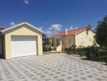 Modernes Ferienhaus in Dobropoljana mit Terrasse, Garten und Grill