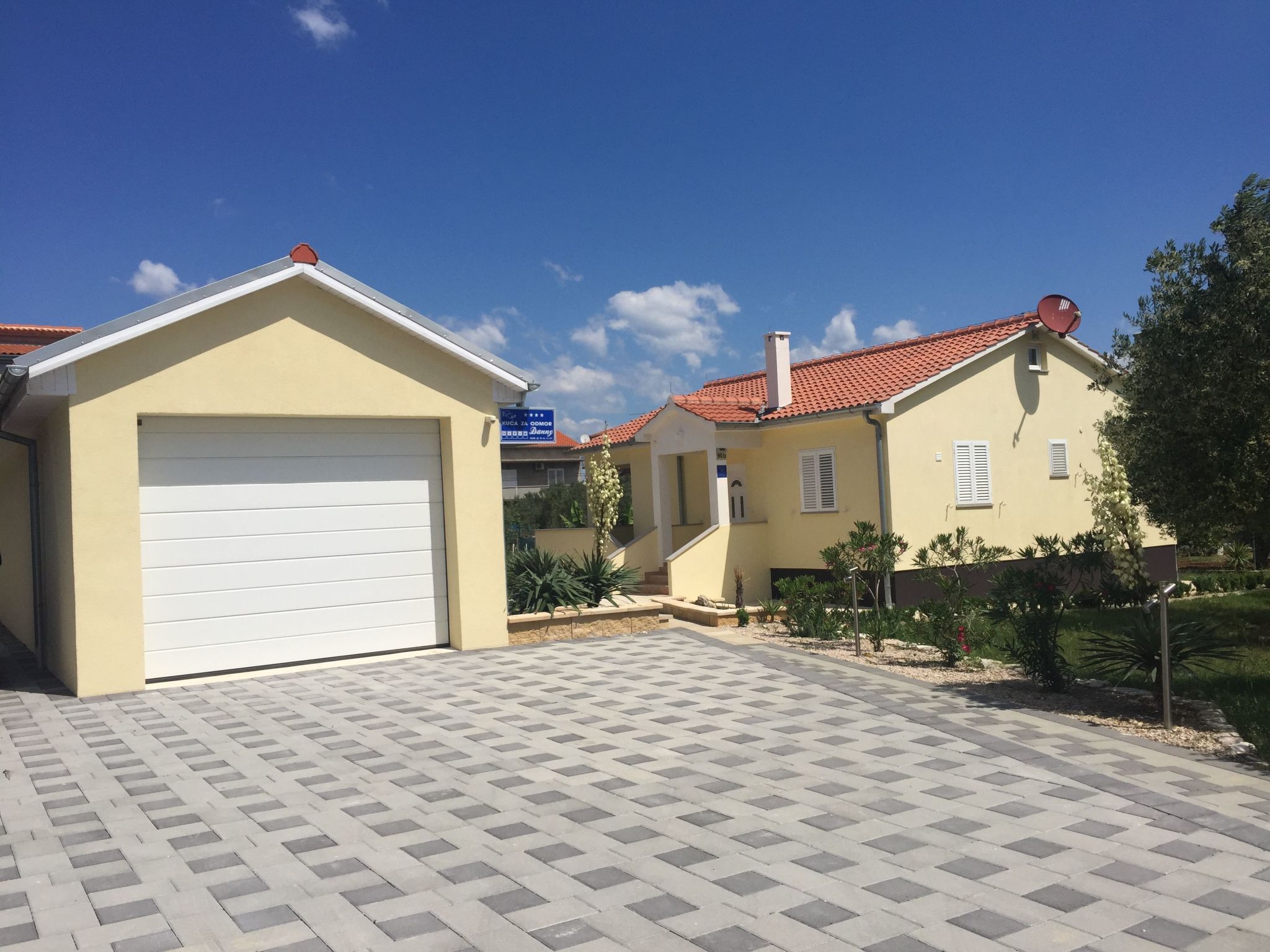 Modernes Ferienhaus in Dobropoljana mit Terrasse, Garten und Grill