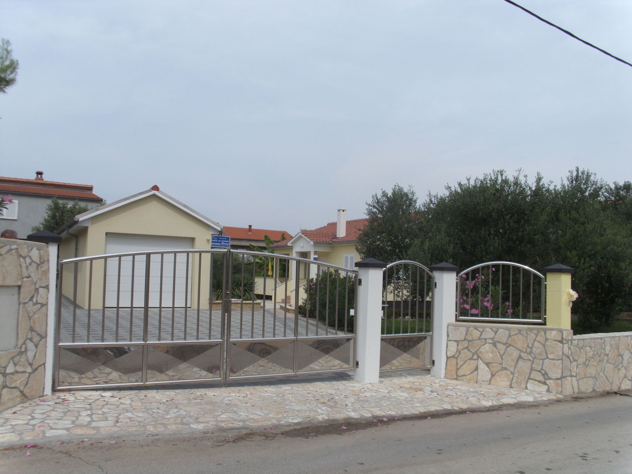 Modernes Ferienhaus in Dobropoljana mit Terrasse, Garten und Grill-Outside