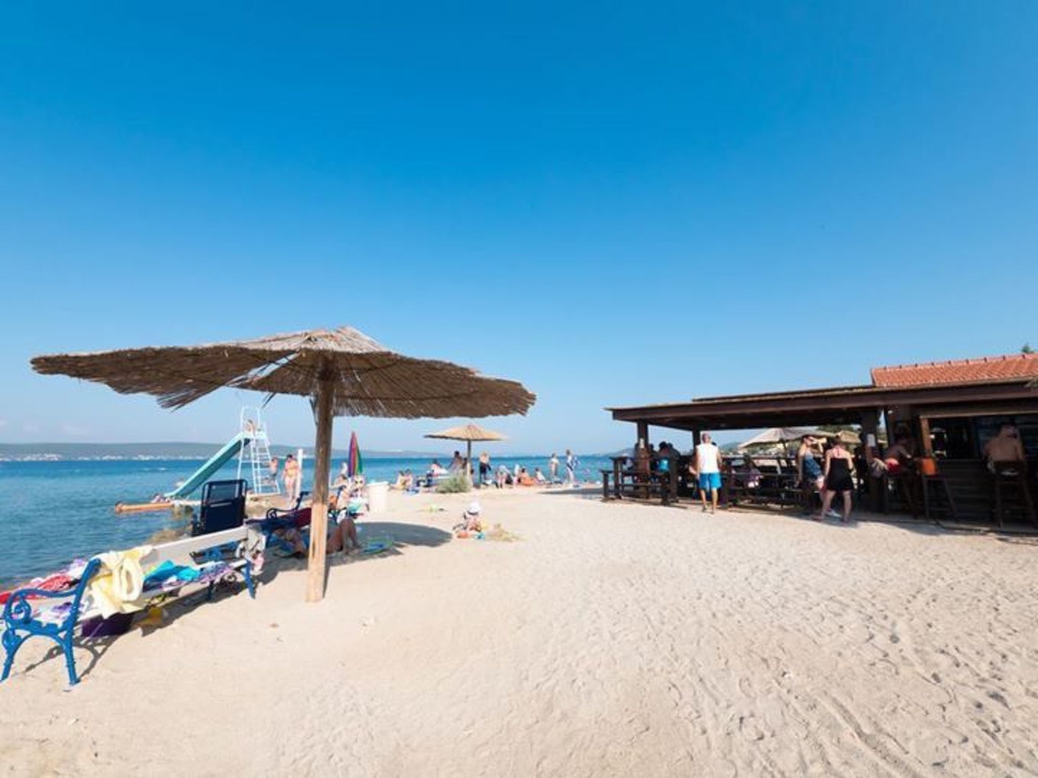 Modernes Ferienhaus in Dobropoljana mit Terrasse, Garten und Grill-Outside