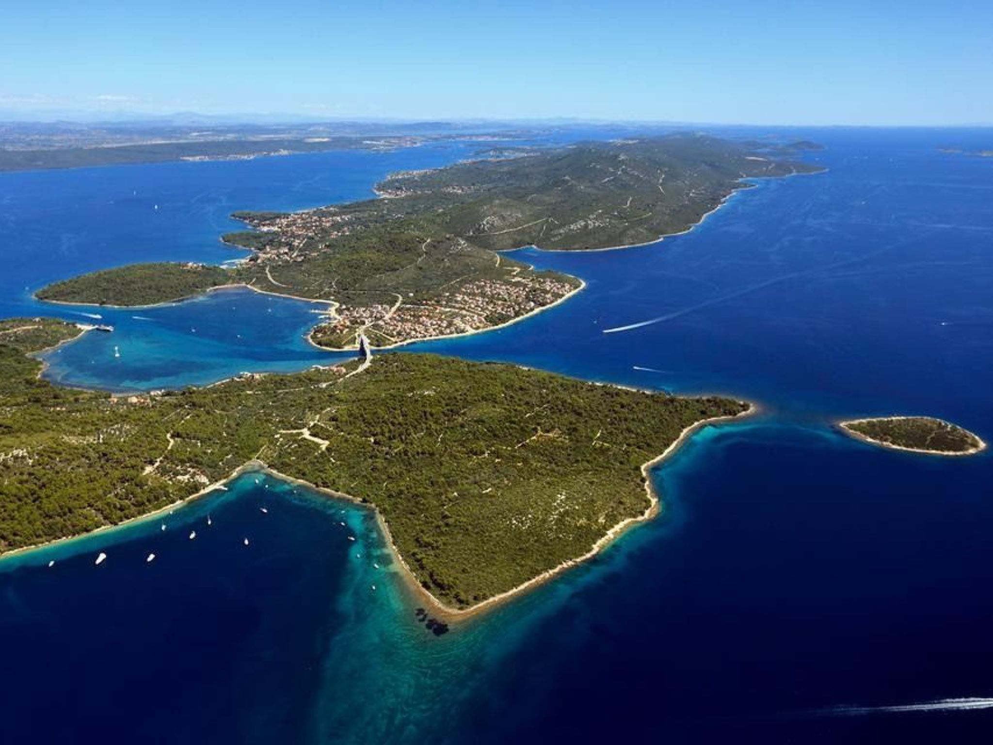 Modernes Ferienhaus in Dobropoljana mit Terrasse, Garten und Grill-Outside