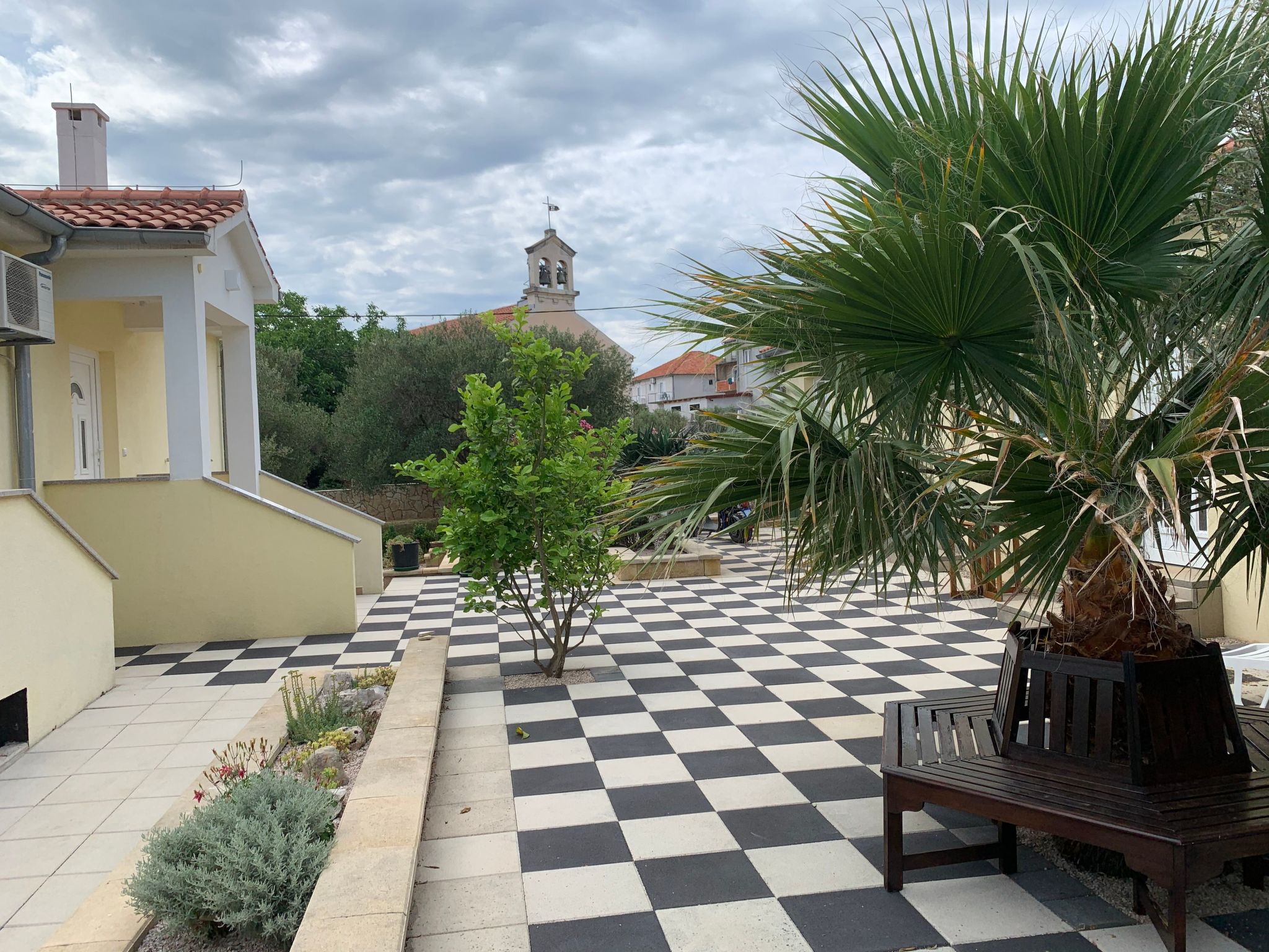 Modernes Ferienhaus in Dobropoljana mit Terrasse, Garten und Grill-Outside
