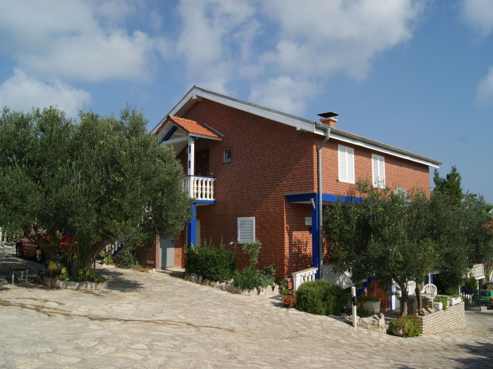 Für vier Personen mit Balkon im ersten Obergeschoss gelegen-Outside