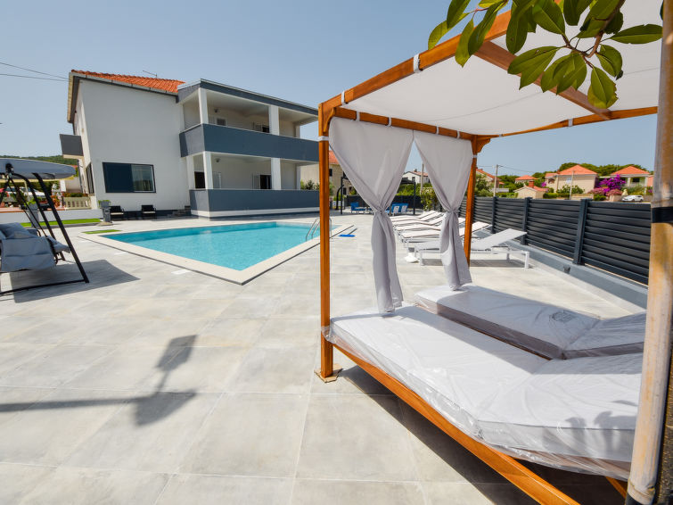 6-persoons appartement Franka met privézwembad aan zee op Pašman in Pašman