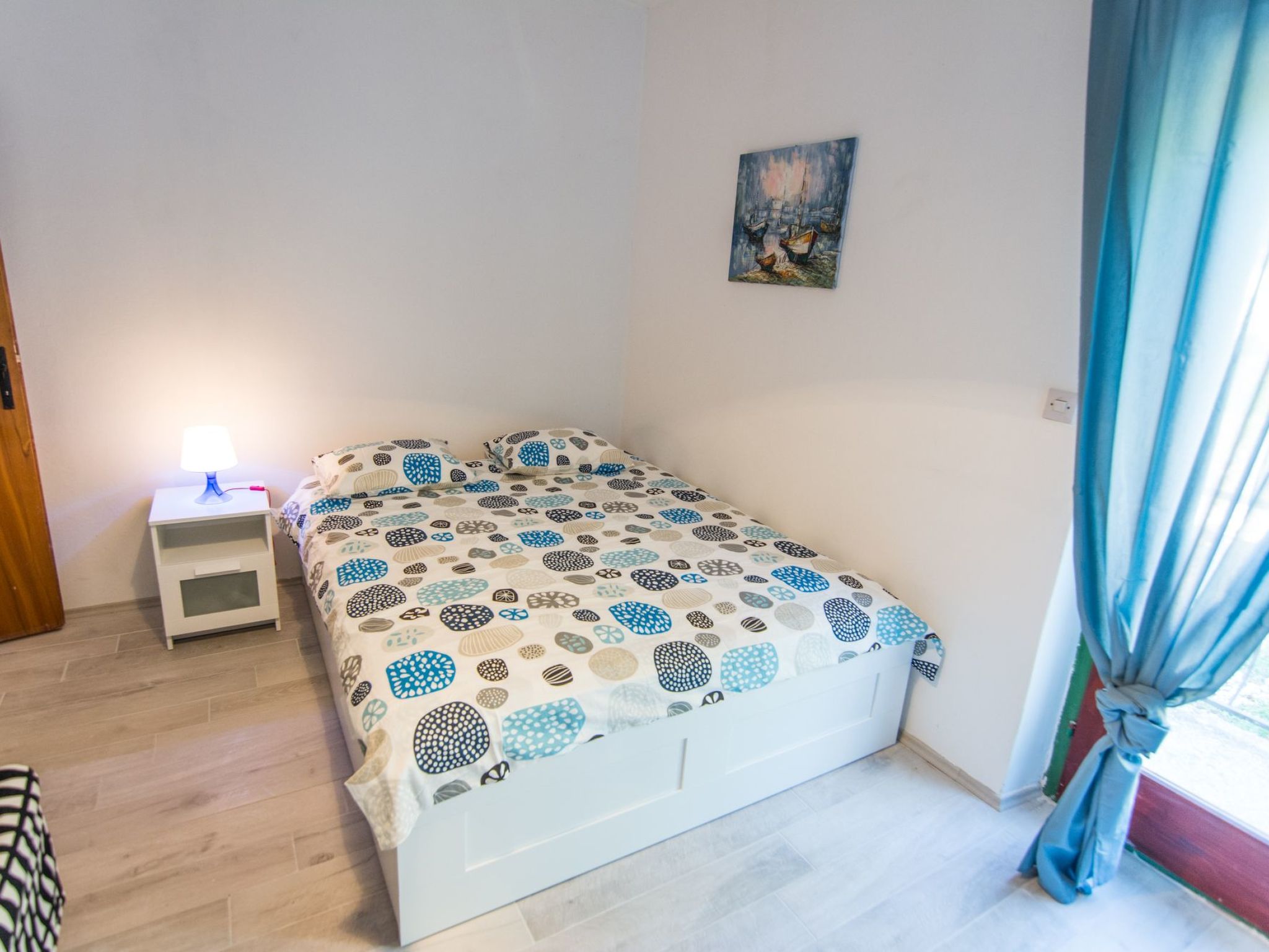 Klimatisiertes Gästezimmer mit Blick auf den Pinienwald