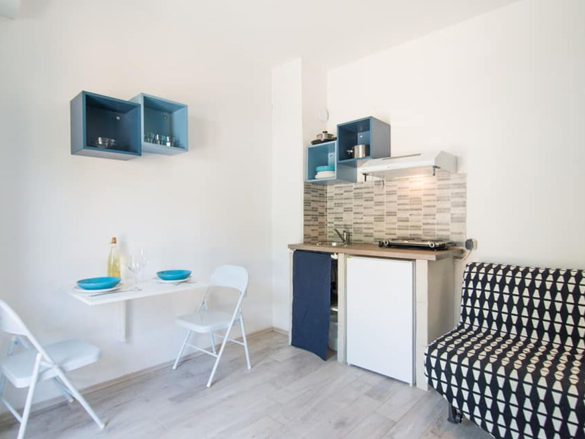 Klimatisiertes Gästezimmer mit Blick auf den Pinienwald