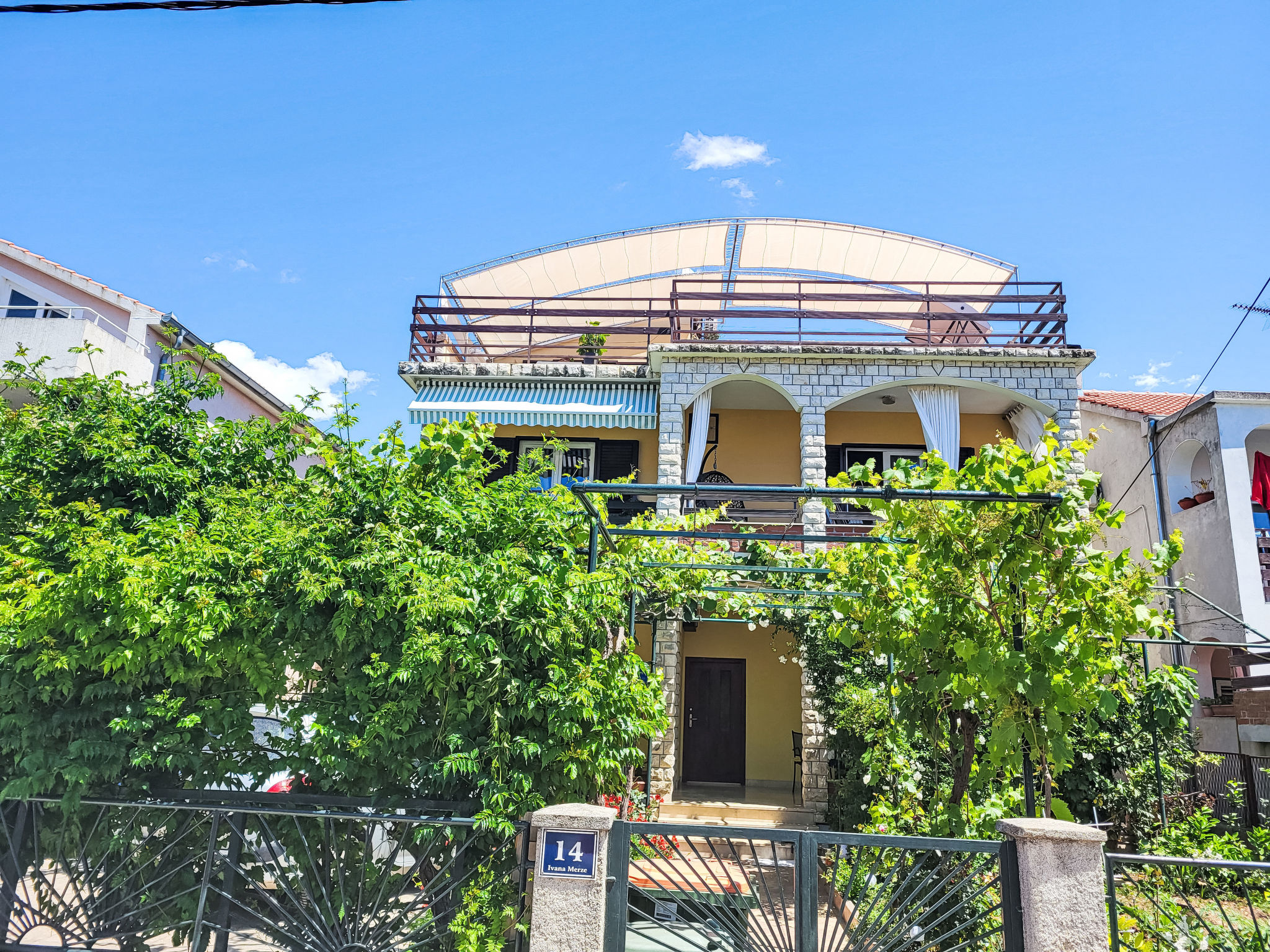 "Ana", 4-Zimmer-Wohnung 100 m2 im 1. Stock. Wohn-/Esszimmer mit Sat-TV und Klimaanlage. Ausgang zum Balkon. 1 Zimmer mit 1 Bett (90 cm, Länge 200 cm), 1 franz. Bett (180 cm, Länge 200 cm). Ausgang z..