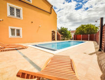 Ruime vrijstaande woning met privézwembad op 11 km van de kust bij Biograd - thumbnail 4