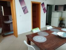 Moreta - Luce: Ruim vakantiehuis met terras nabij strand Biograd na Moru - thumbnail 4
