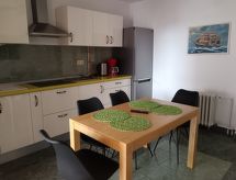 Ruim appartement met privéterras in Biograd, 250m van zee - thumbnail 2