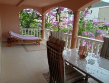 Ruim appartement met privéterras in Biograd, 250m van zee - thumbnail 4