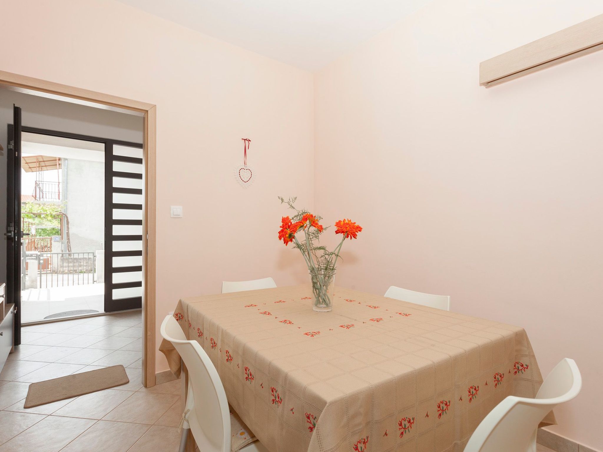 "Dinka" mit Terrasse-Dedans