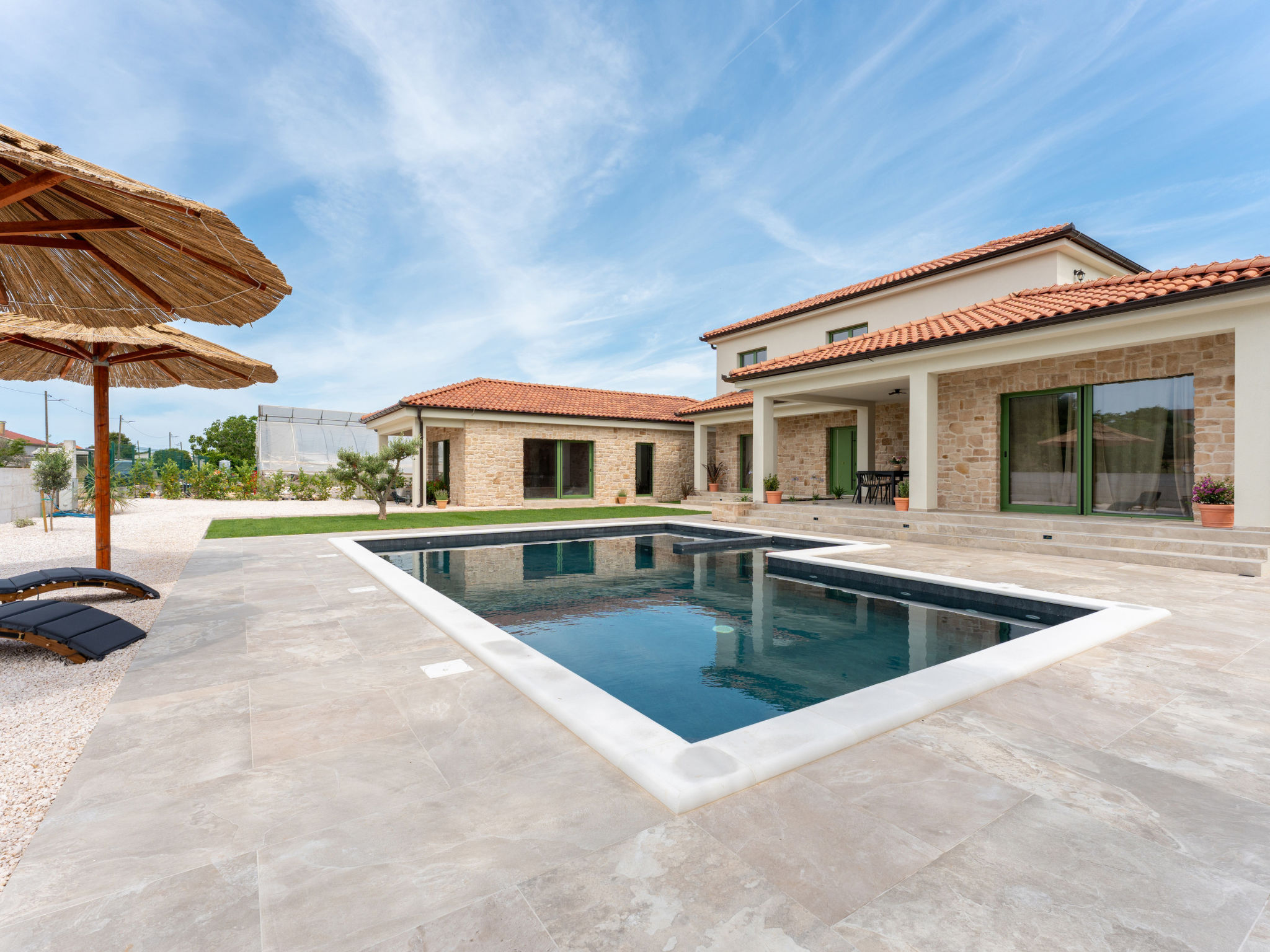 Beautiful Villa Lorna with pool - Buiten
