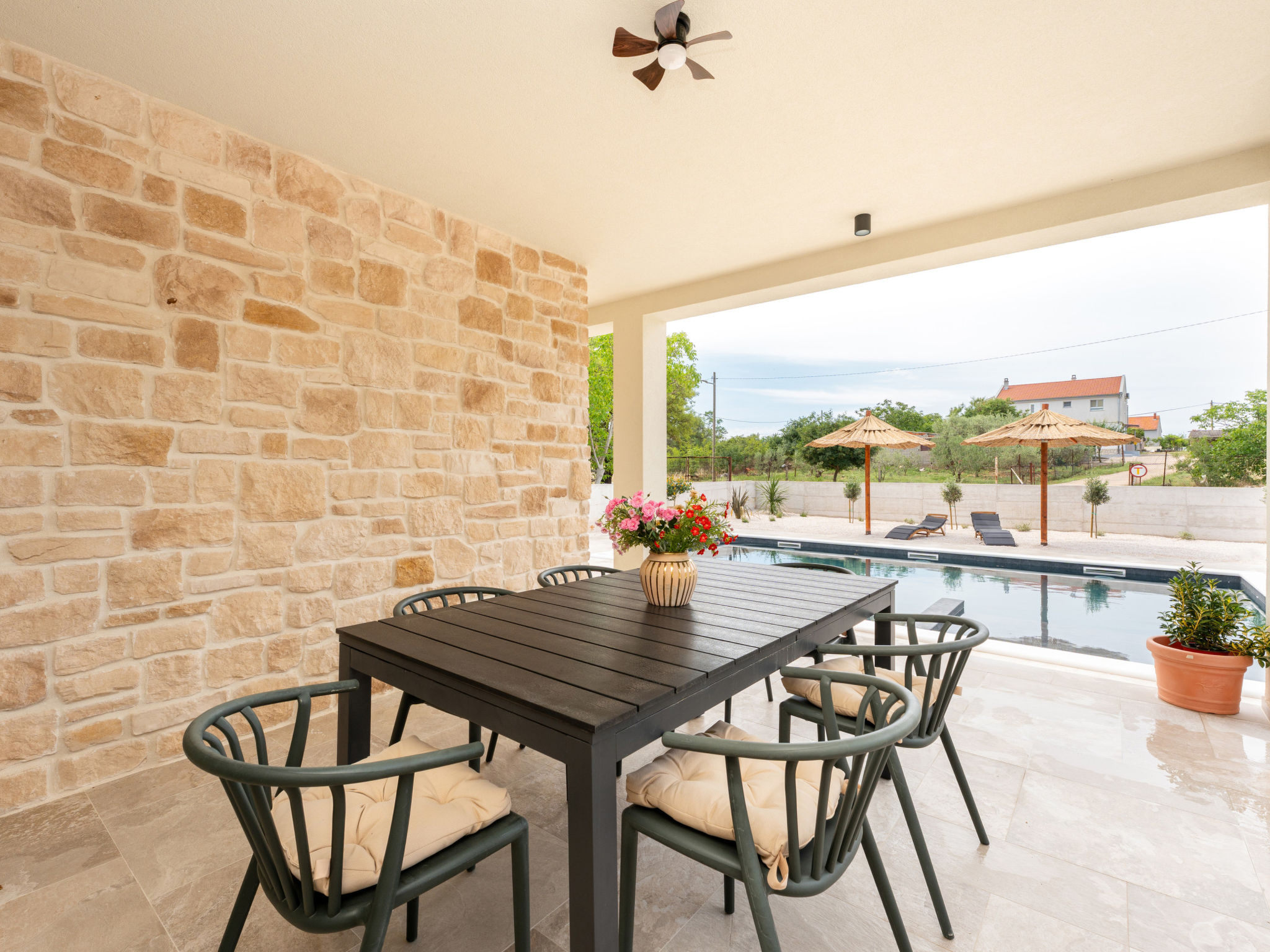 Beautiful Villa Lorna with pool - Buiten