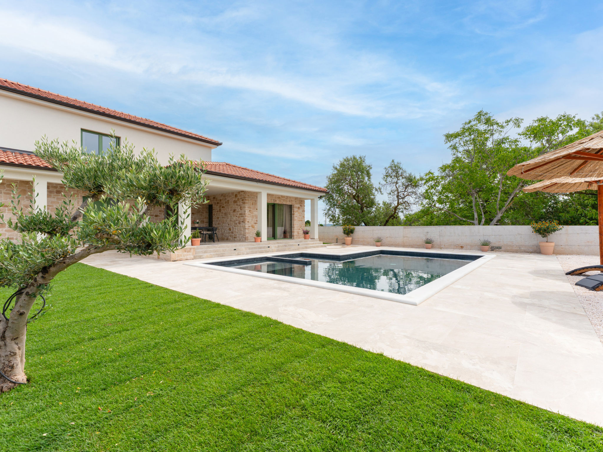 Beautiful Villa Lorna with pool - Buiten
