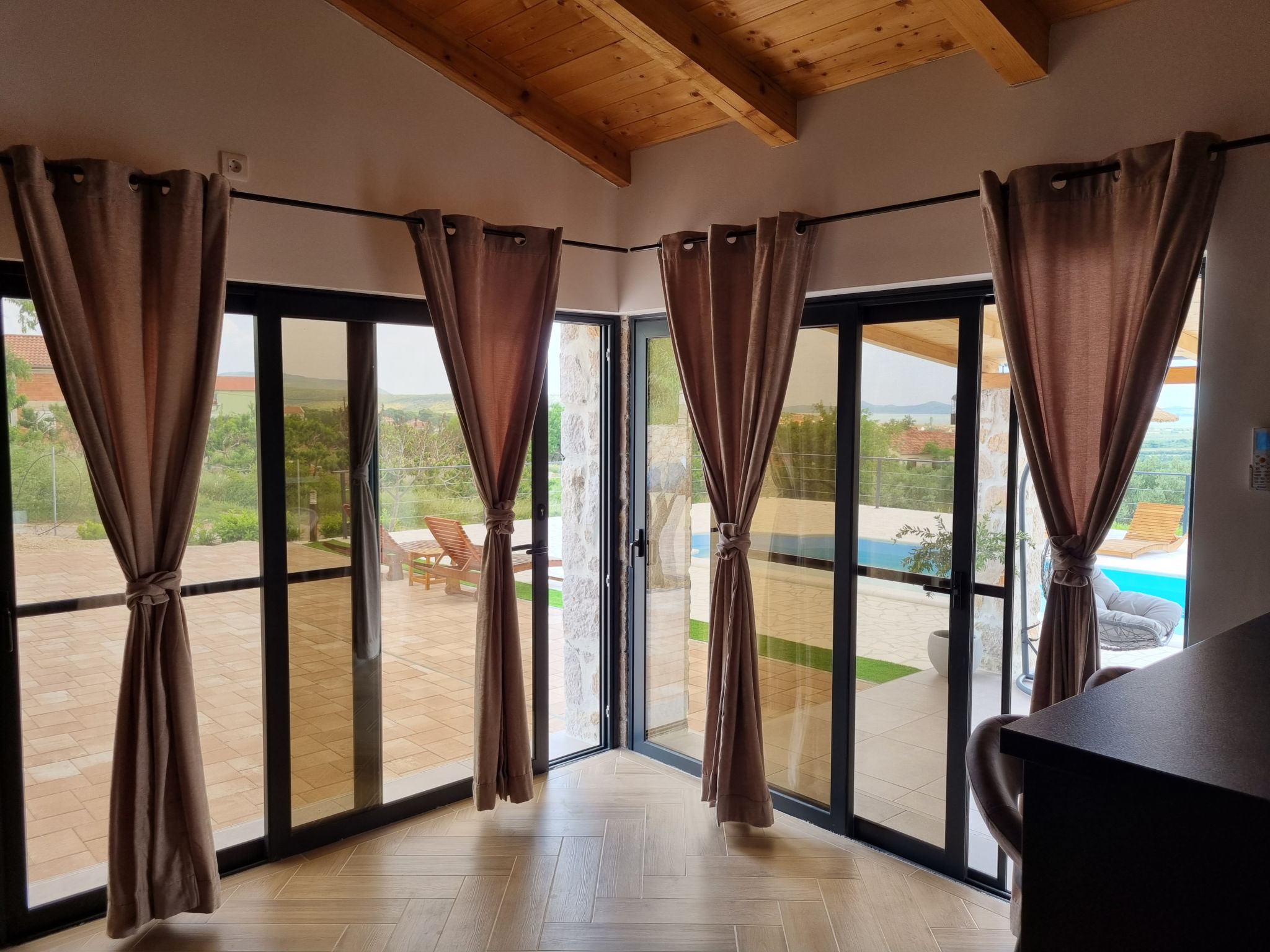 Holiday Home A&M with pool and lakeview - Binnen