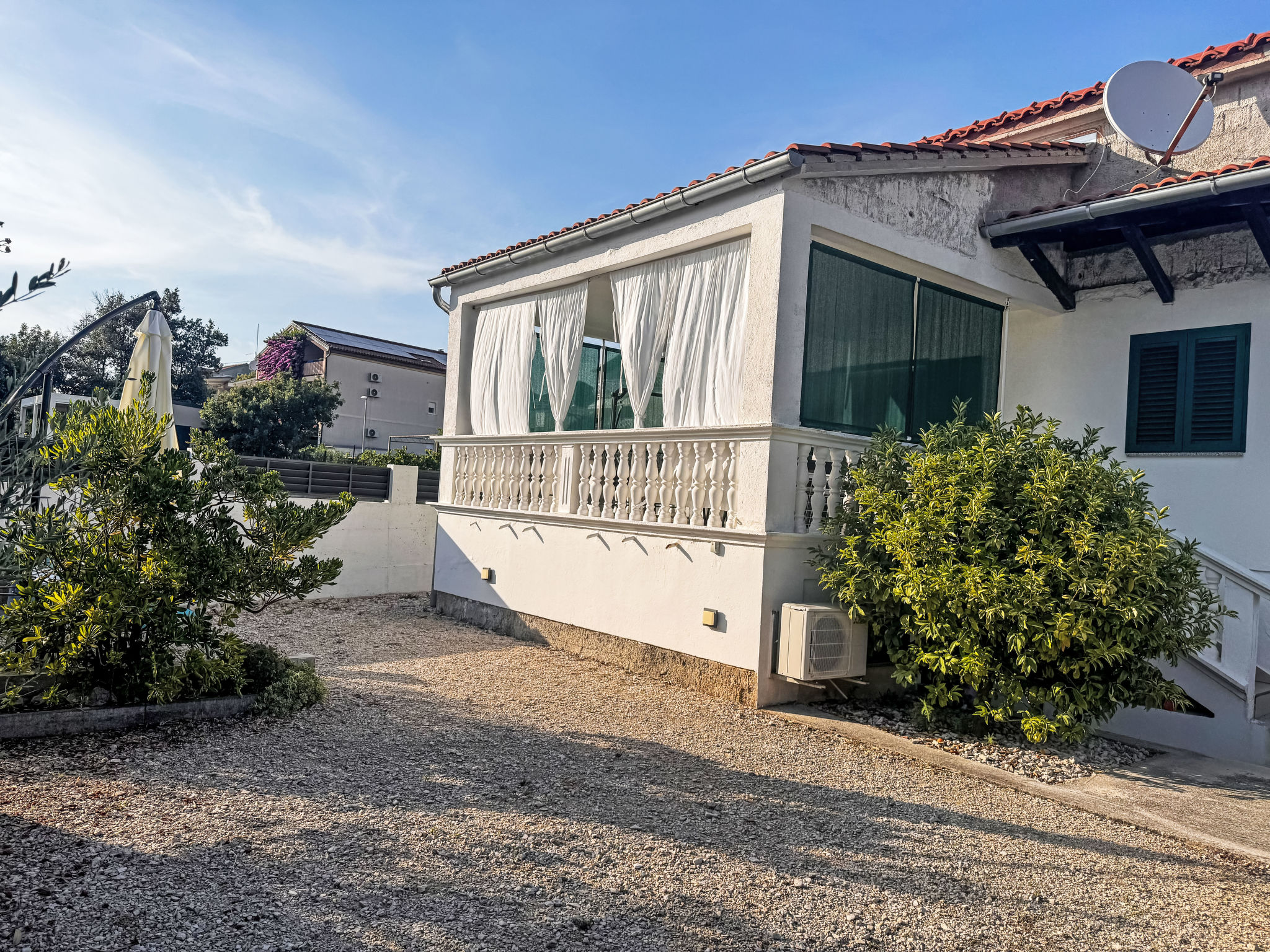 Mit überdachter Terrasse und Meerblick - Draußen