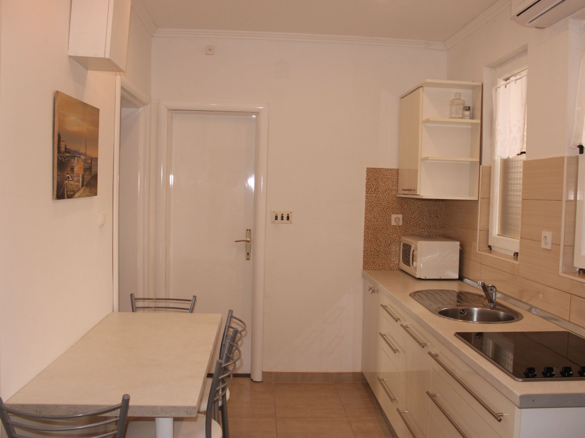 Ruhige Ferienwohnung mit Terrasse und Garten-Drinnen