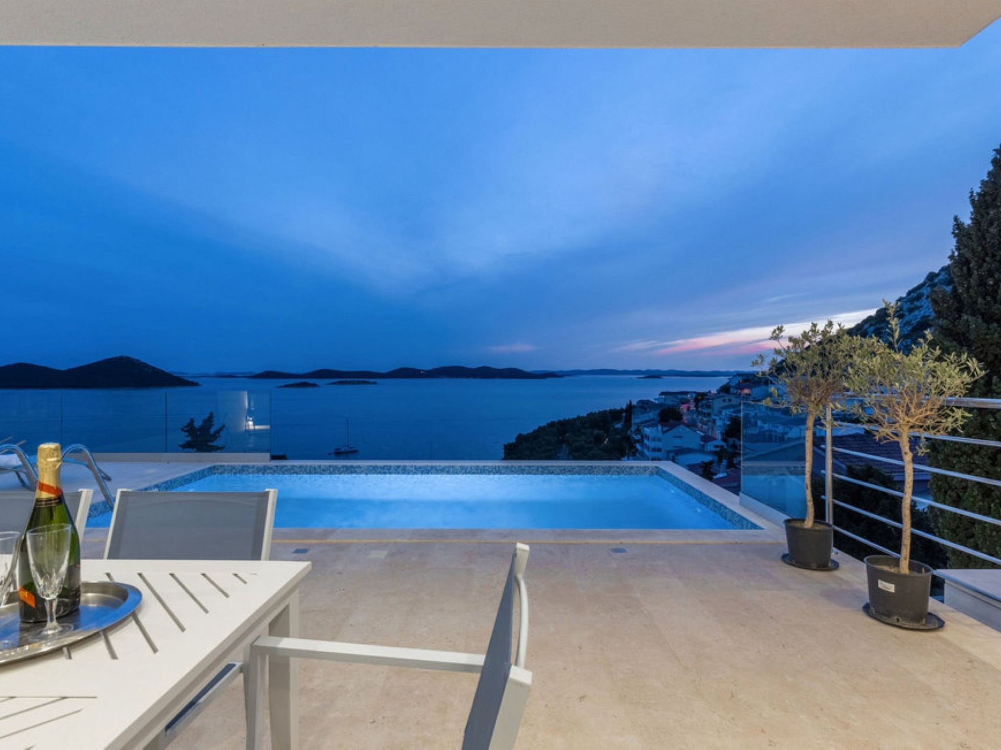 Luxury villa Fleur with pool - Binnen