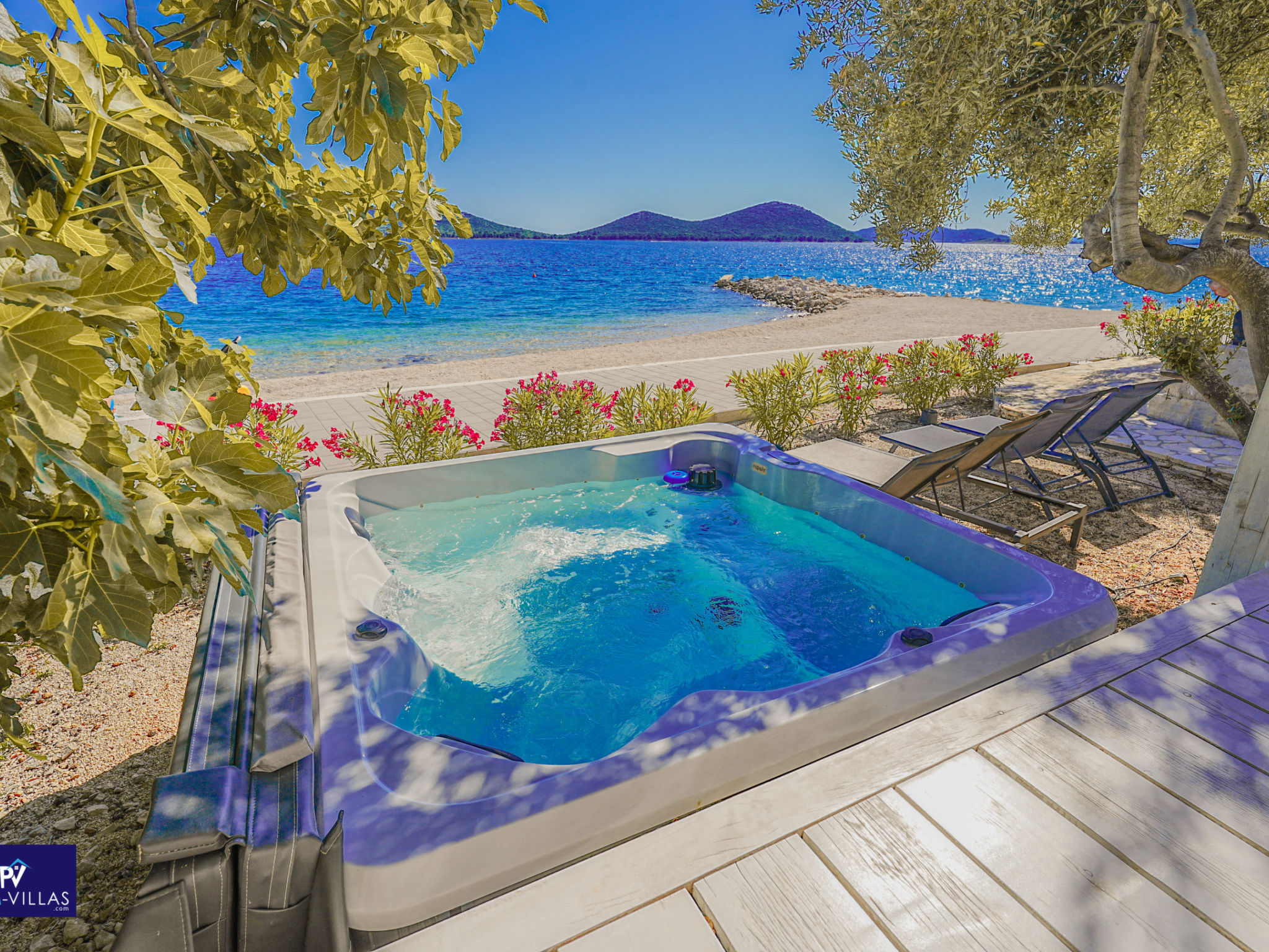 Maison Buqez - Villa 28 + 81 – Piscine intérieure, photo 2 sur 46