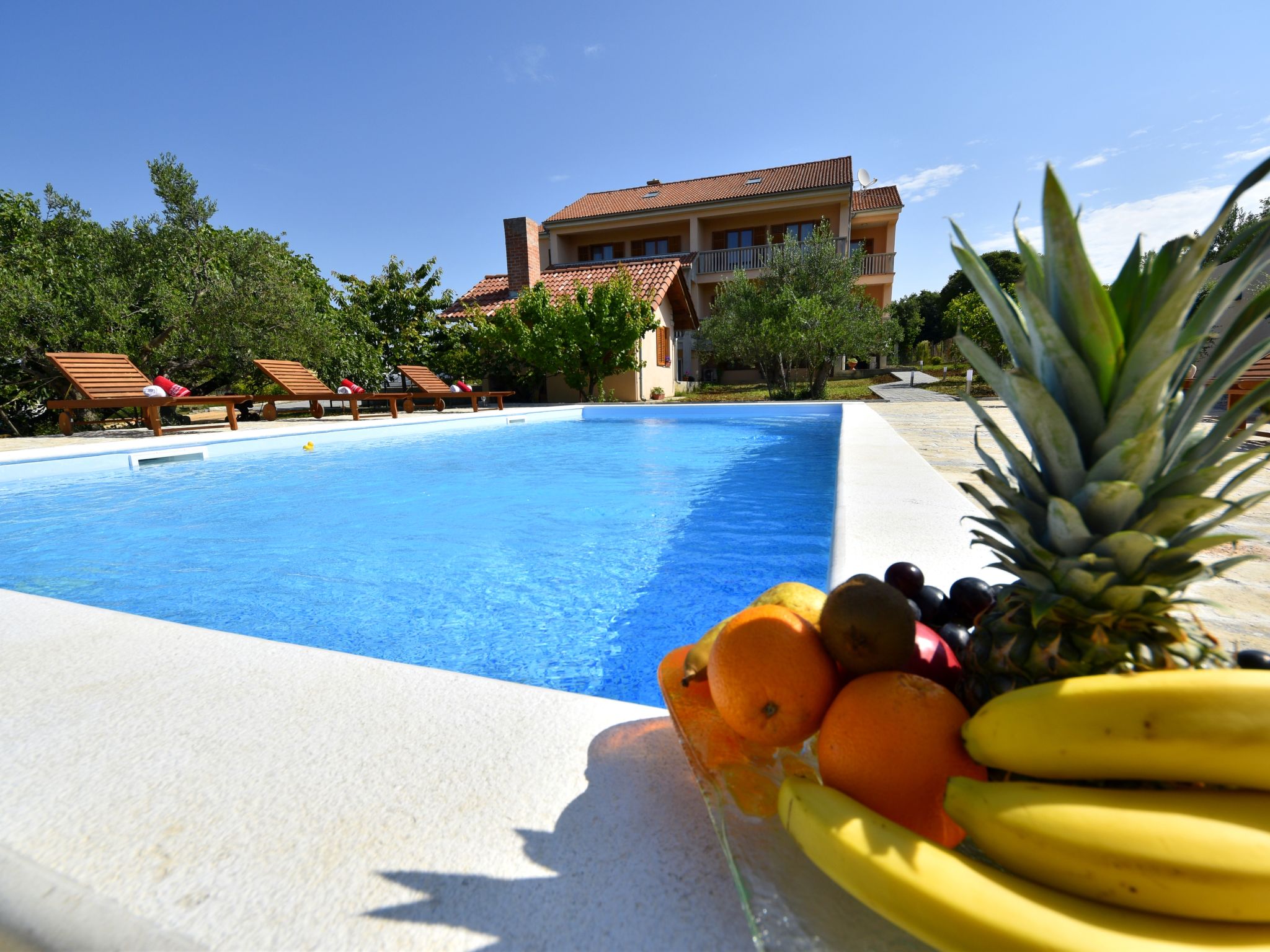 Appartement 3-kamers 58 m2 op de 1e verdieping, op het zuiden gelegen. Woon-/eetkamer met 1 divanbed (140 cm, lengte 190 cm), Sat-TV (Flatscreen TV), air-conditioning. Uitgang naar het balkon. 1 kamer..