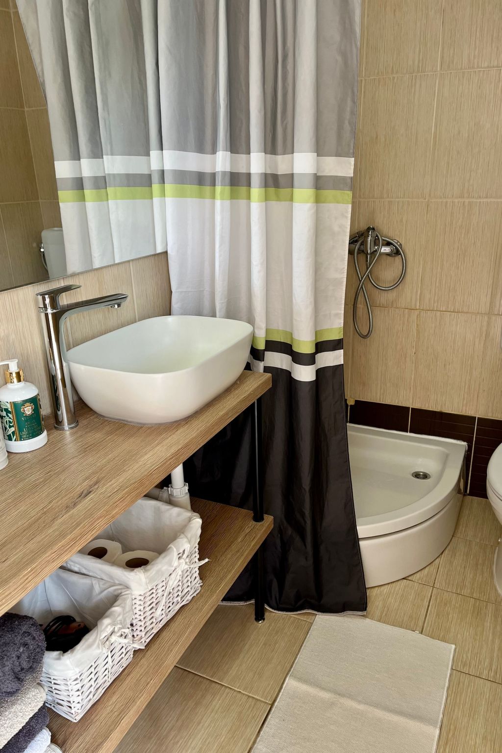 Stela in Karin Gornji-Inside