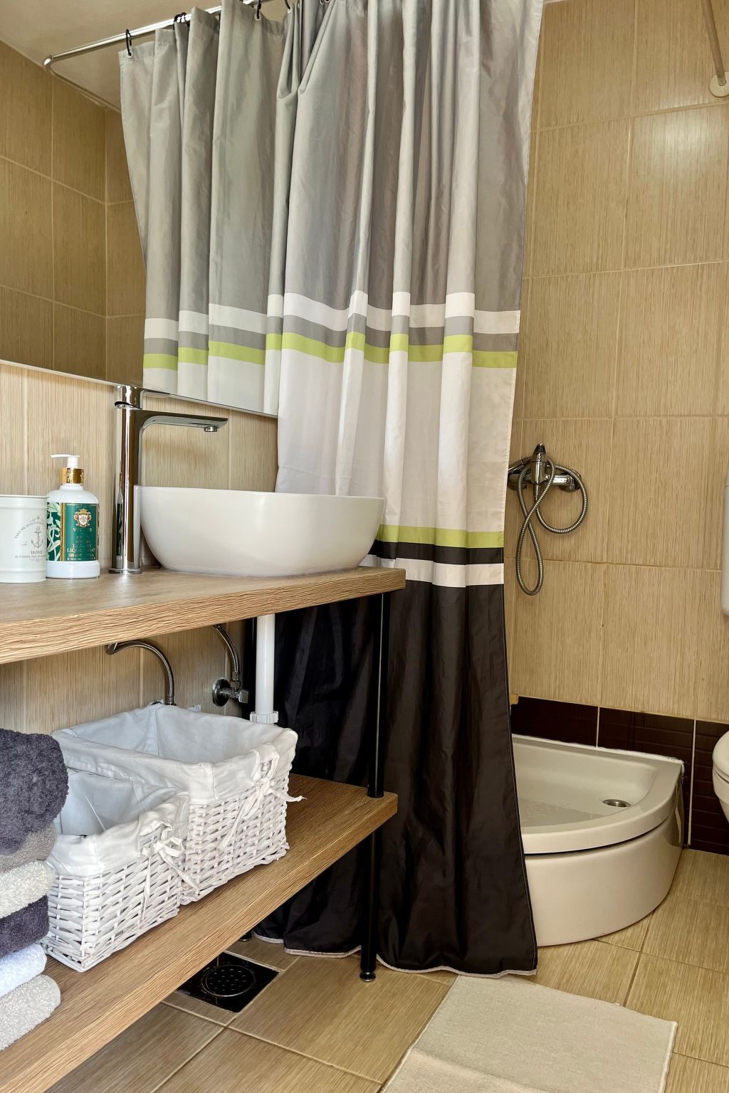 Stela in Karin Gornji-Inside