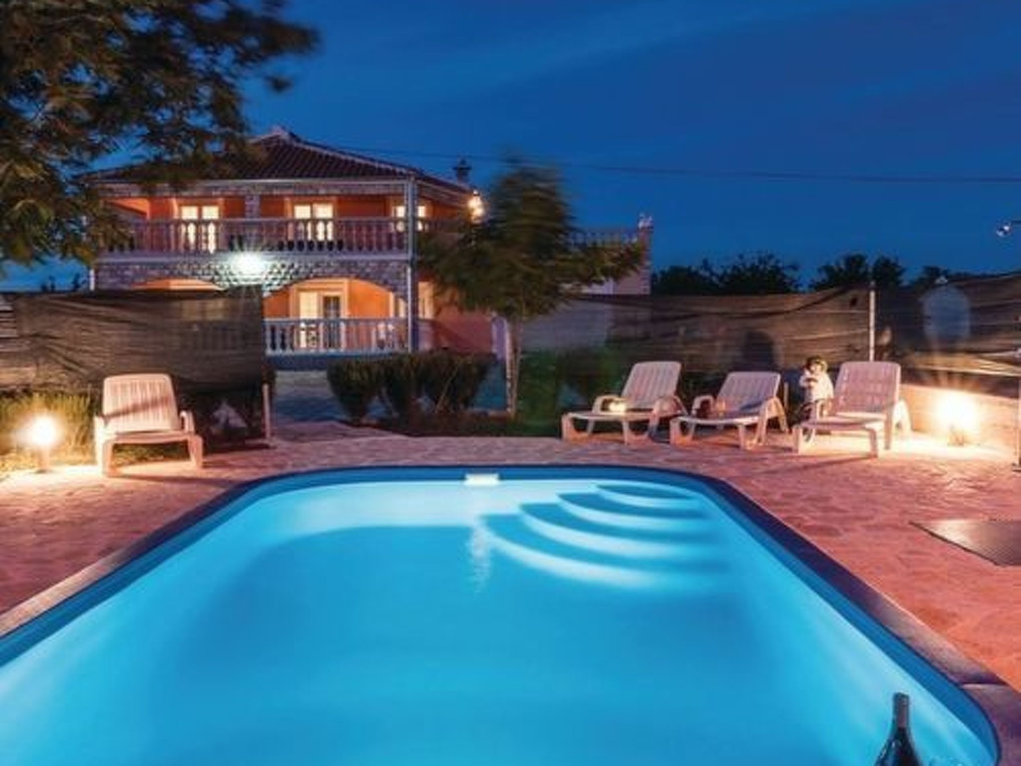 Laura mit Pool-Drinnen