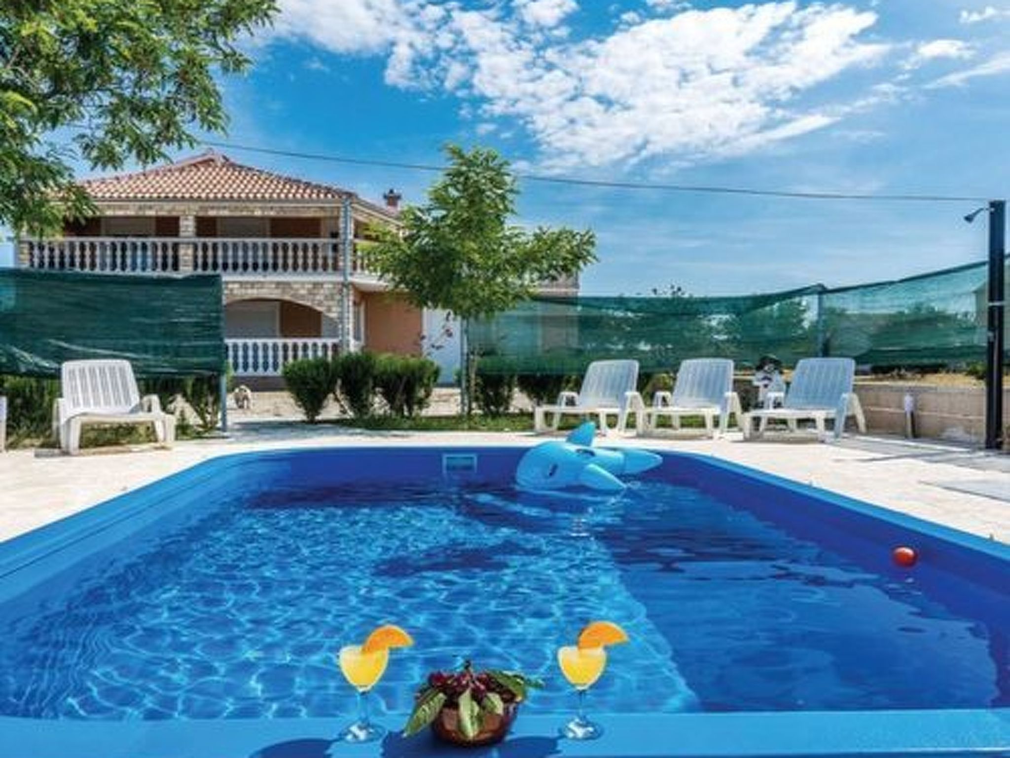 Laura mit Pool-Drinnen