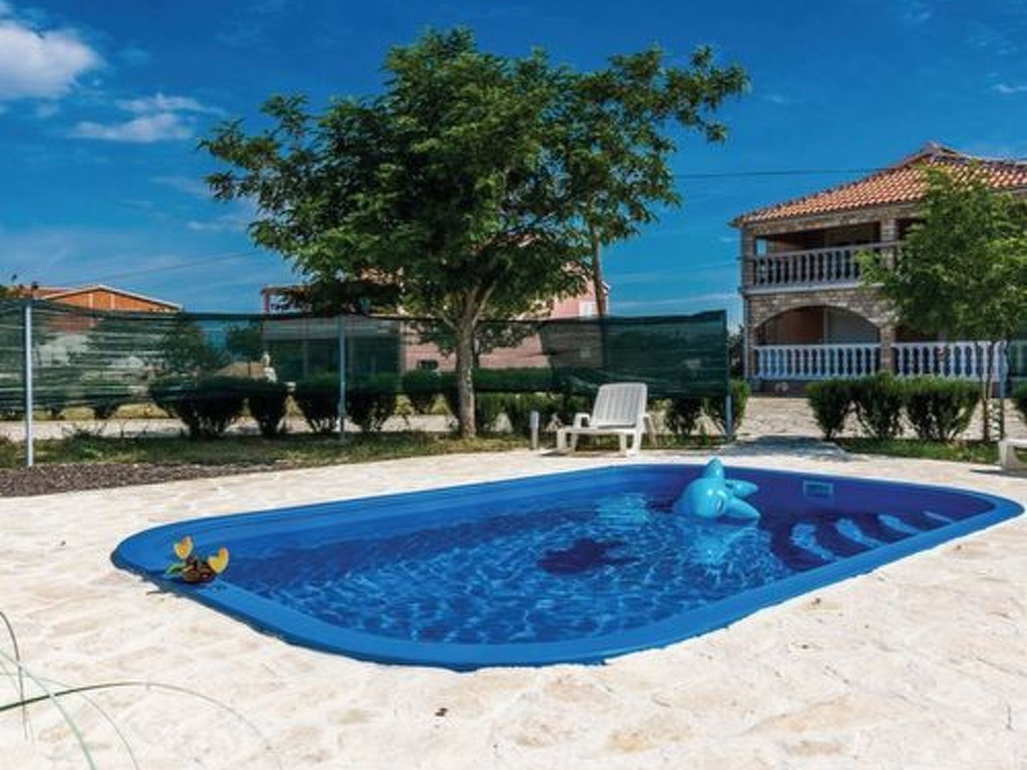 Laura mit Pool-Drinnen