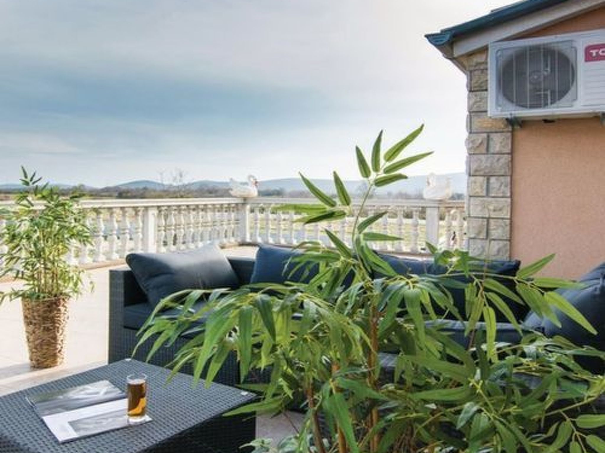 Laura mit Pool-Drinnen