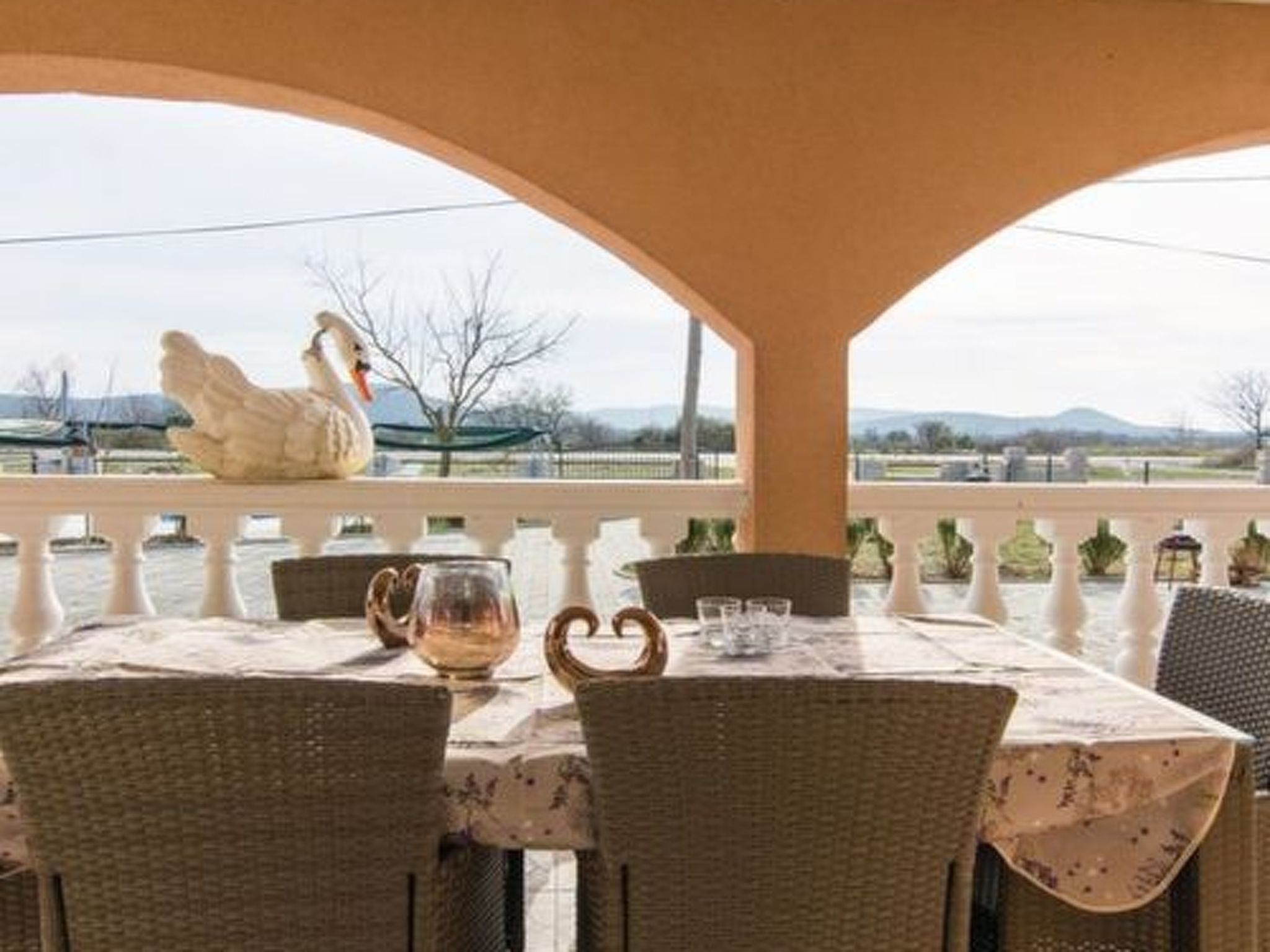 Laura mit Pool-Drinnen