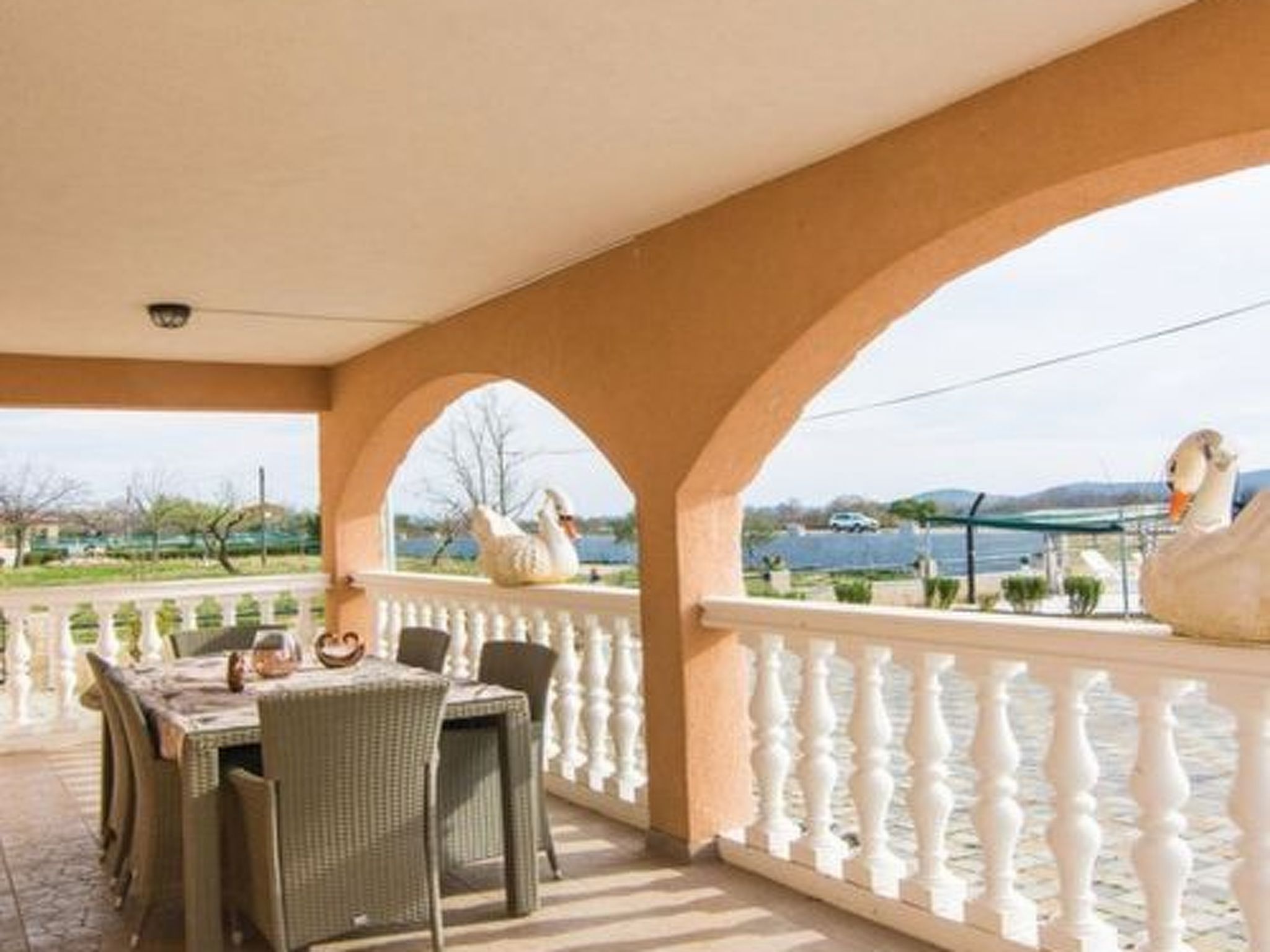 Laura mit Pool-Drinnen