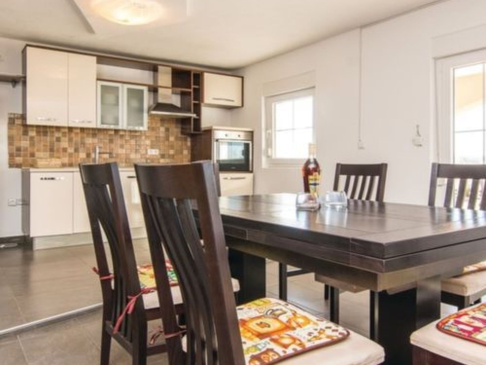 Laura mit Pool-Drinnen