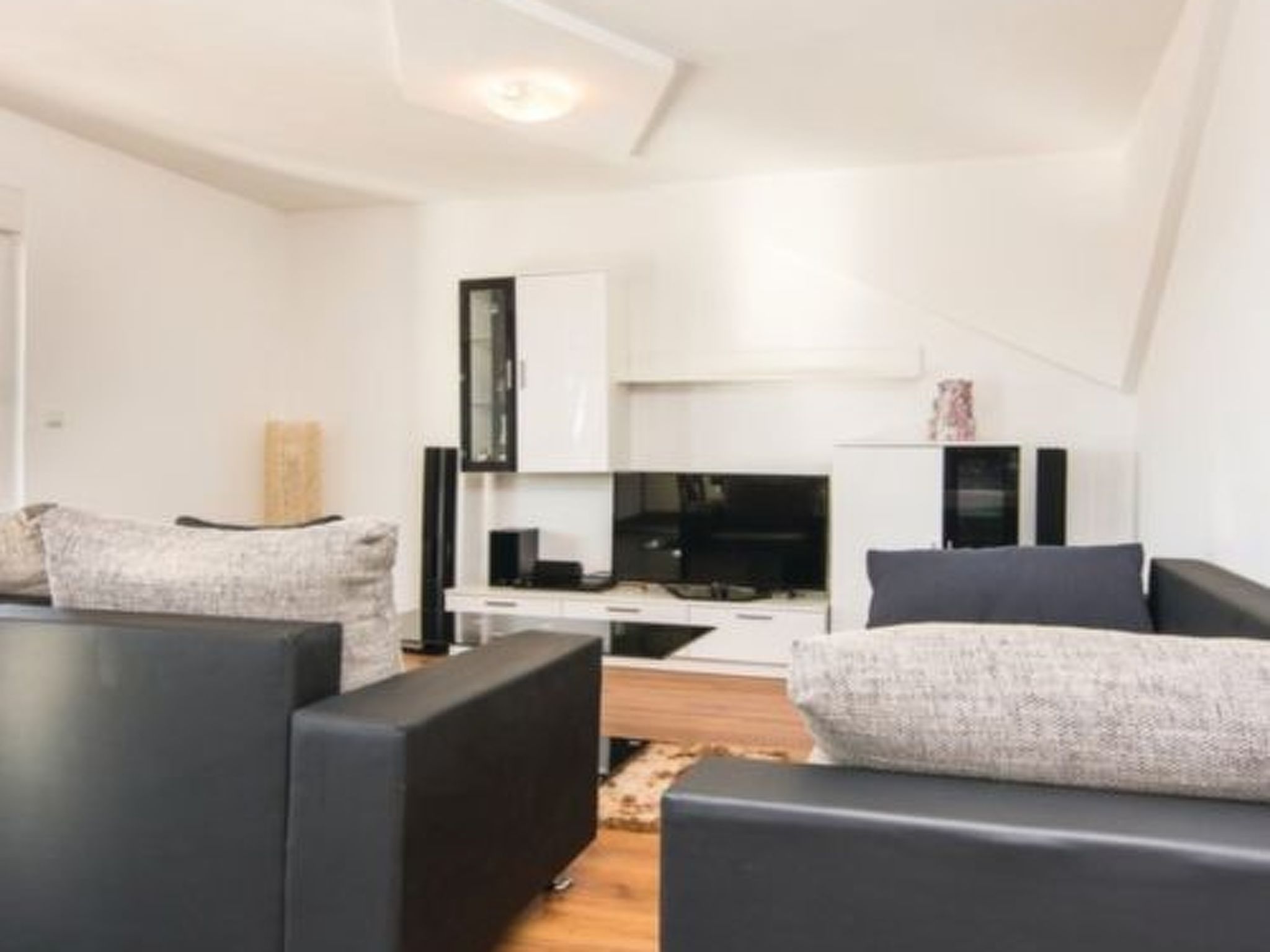 Laura mit Pool-Drinnen