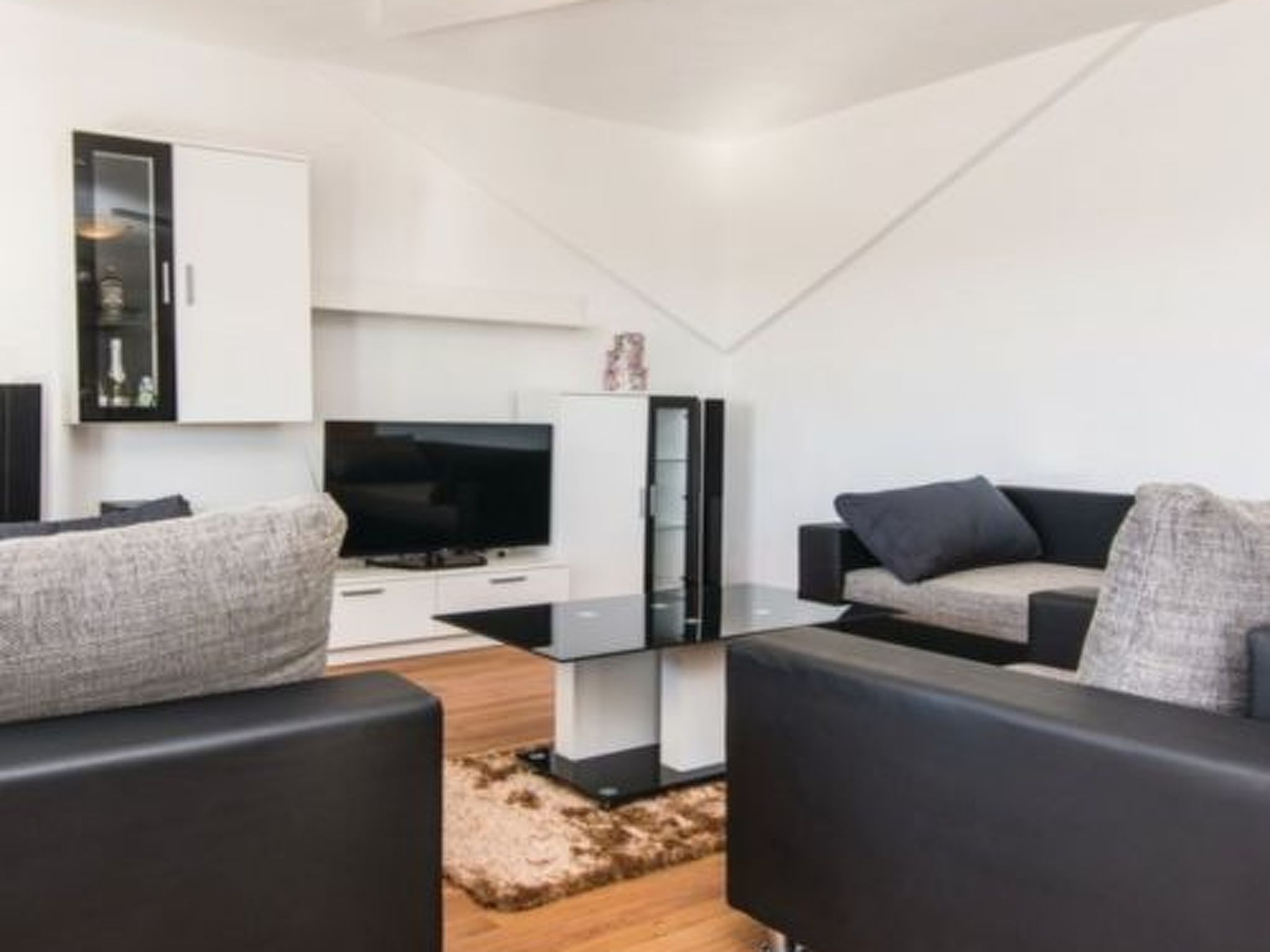 Laura mit Pool-Drinnen