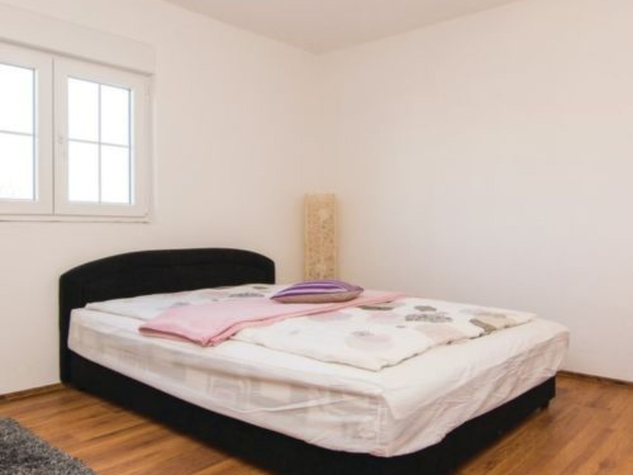 Laura mit Pool-Drinnen