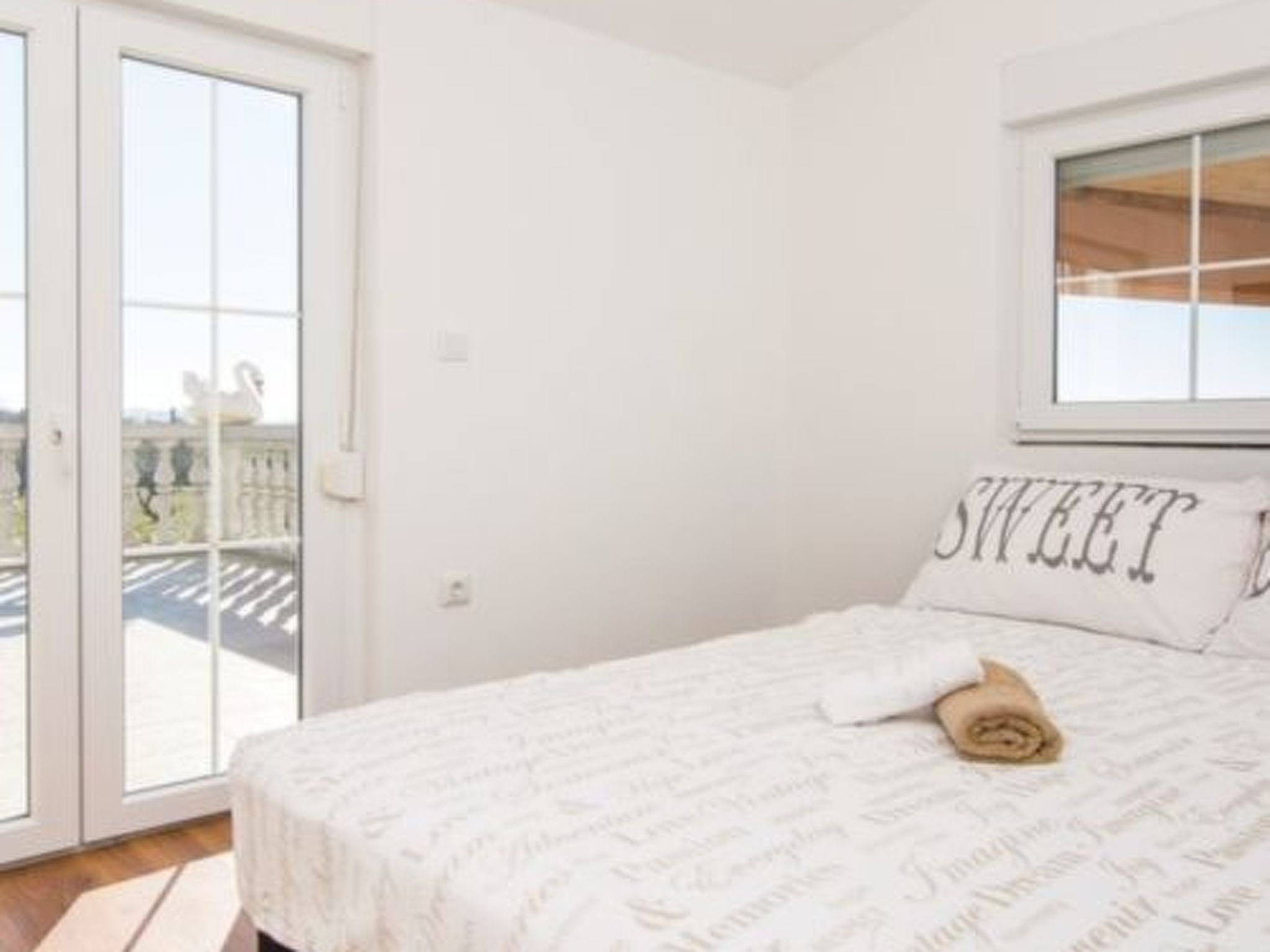 Laura mit Pool-Drinnen