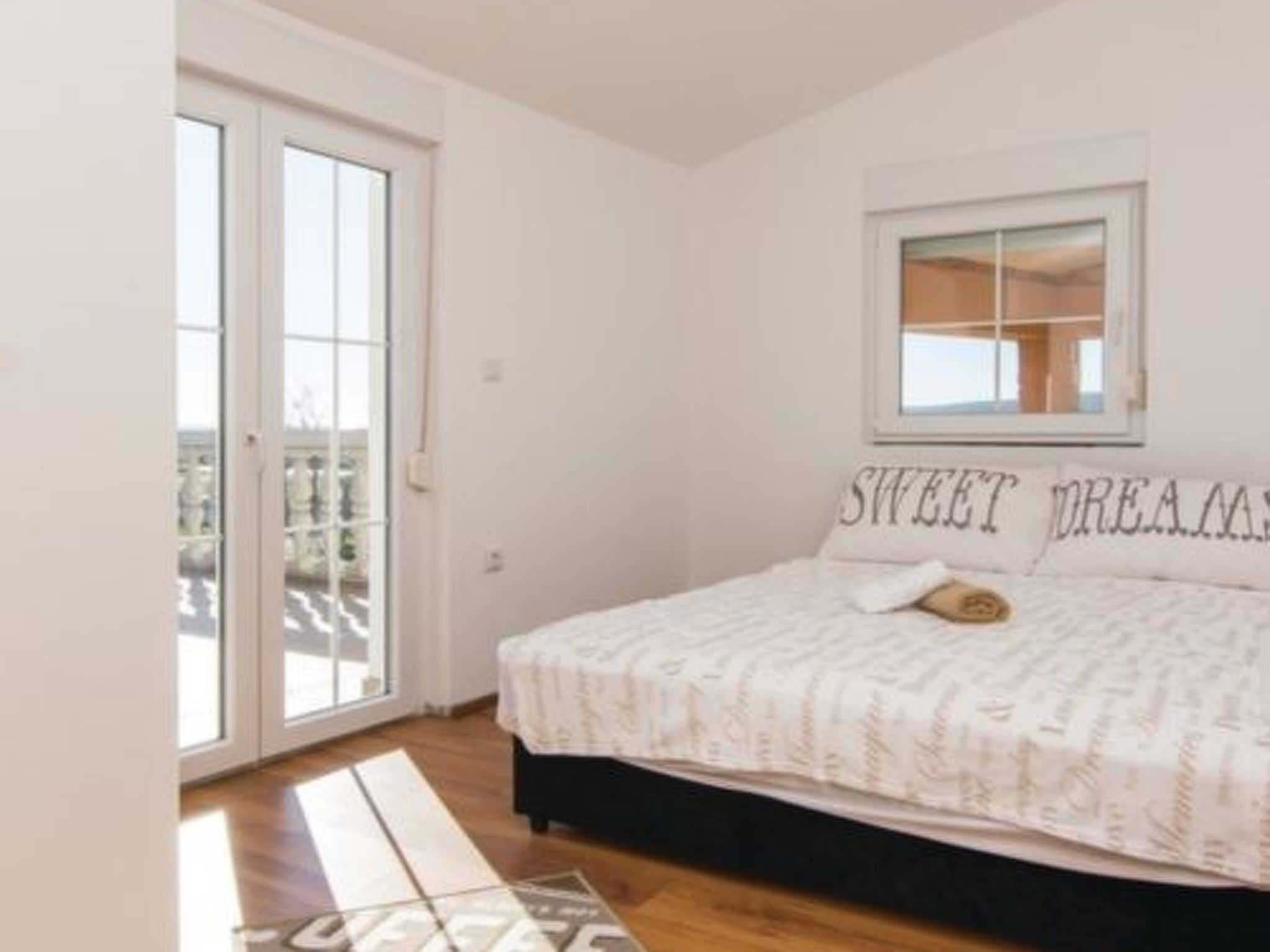 Laura mit Pool-Drinnen