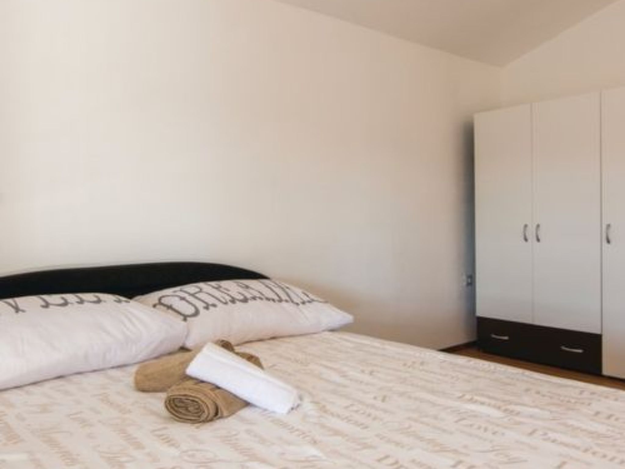 Laura mit Pool-Drinnen