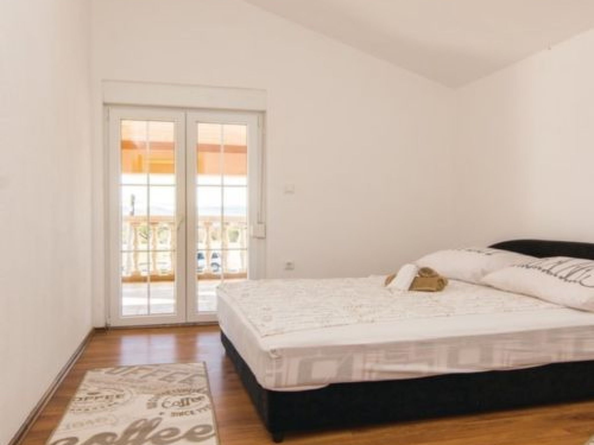 Laura mit Pool-Drinnen