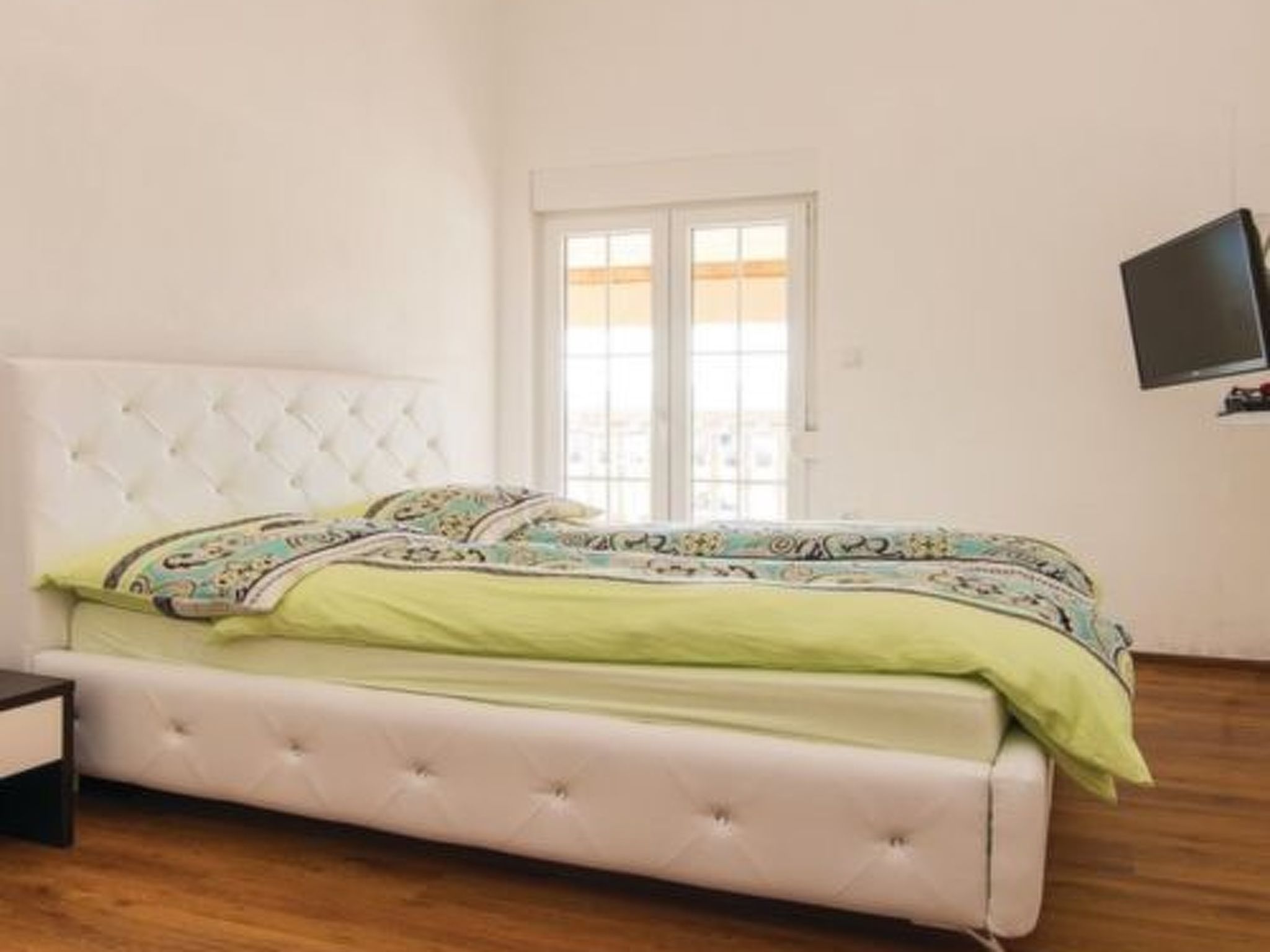 Laura mit Pool-Drinnen