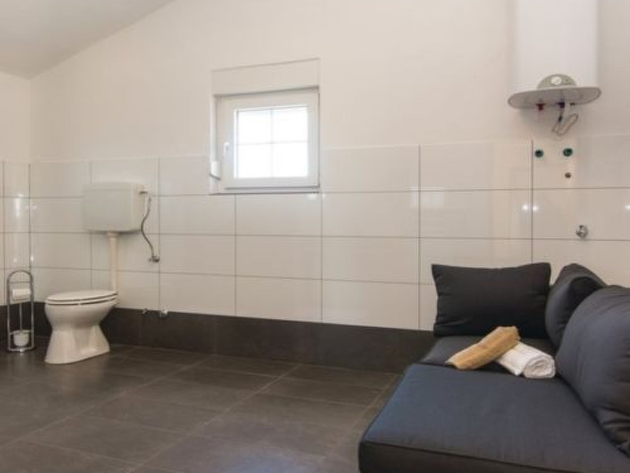 Laura mit Pool-Drinnen