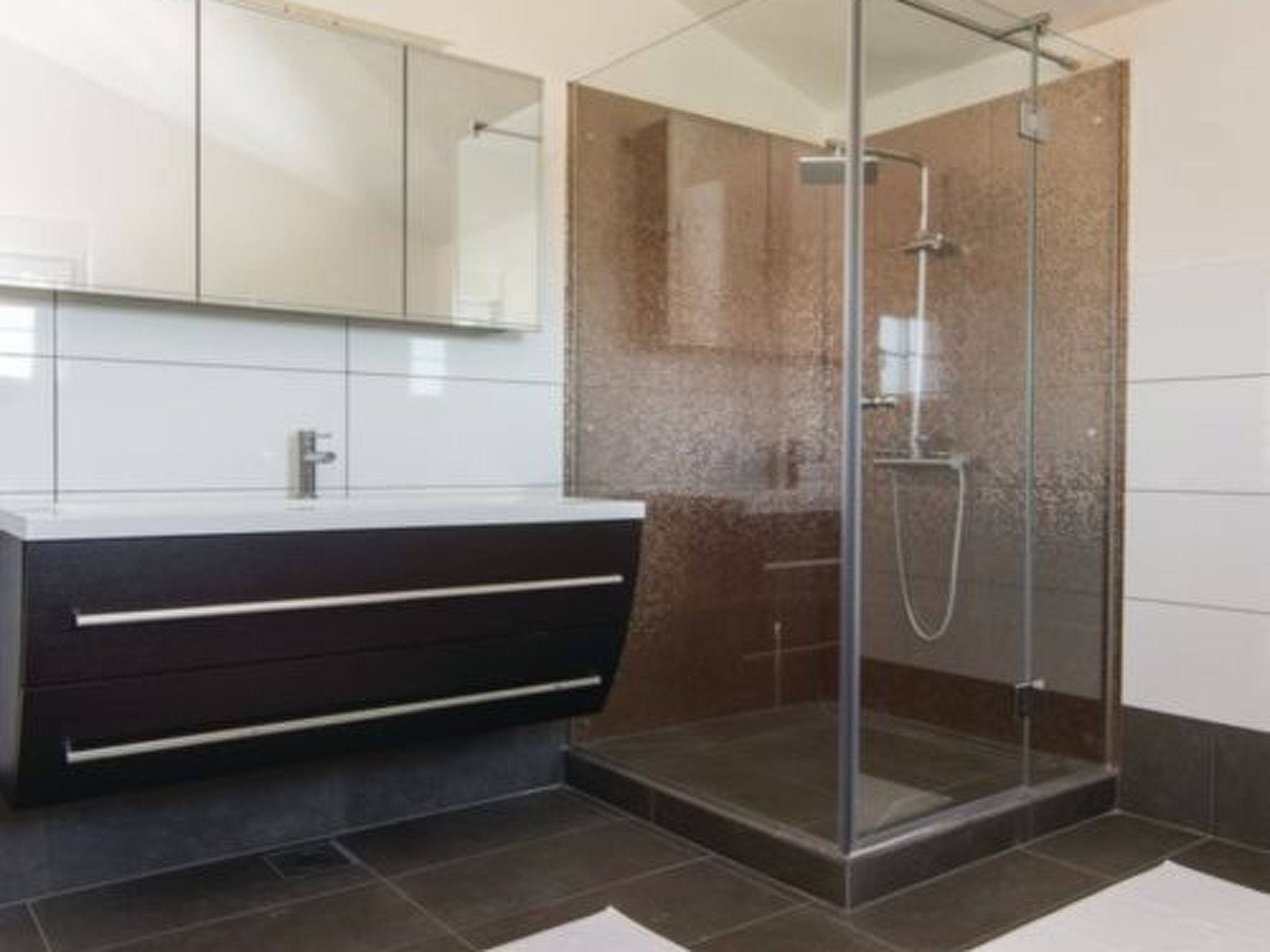 Laura mit Pool-Drinnen